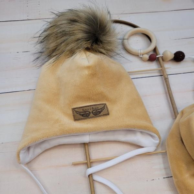 Zimní dvouvrstvá čepice na zavazování s bambulí z kožešinky + šátek - béžová - 56-62 (0-3m)